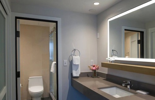 Downtown Portland Hotel | Luxurious One Bedroom Suite at Iconic Heathman Hotel w/Library & Fitness | 2 Units