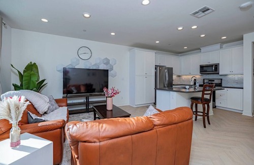 Ontario House | Luxurious Ontario Townhouse: Ideal Family Retreat