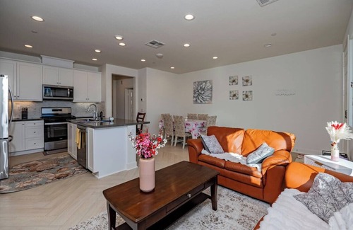 Ontario House | Luxurious Ontario Townhouse: Ideal Family Retreat