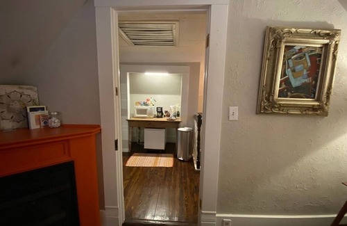 Eureka Springs Historic District House | Luxurious Ozark King Room w/Jetted Jacuzzi Tub, AC in Enchanting Eureka Springs