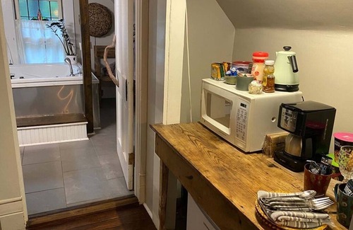 Eureka Springs Historic District House | Luxurious Ozark King Room w/Jetted Jacuzzi Tub, AC in Enchanting Eureka Springs