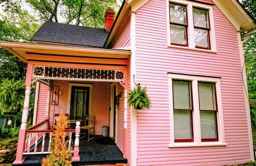 Eureka Springs Historic District House | Luxurious Ozark King Room w/Jetted Jacuzzi Tub, AC in Enchanting Eureka Springs