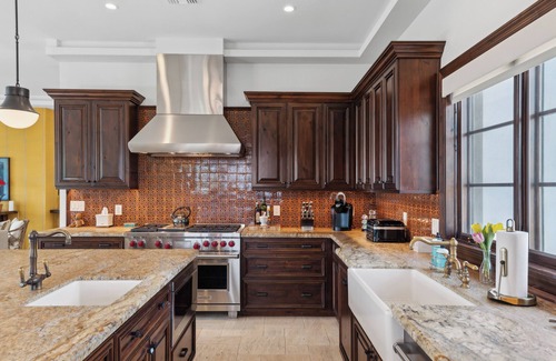Lincoln Heights House | Luxurious Paradise Valley Mansion with a Private Pool