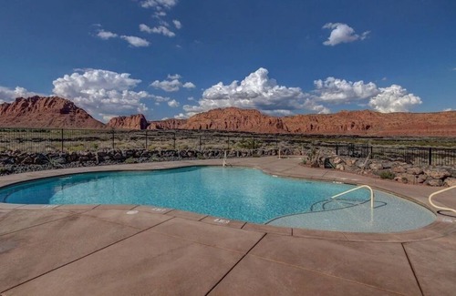 Ivins House | Luxurious parade home! 4 bed 4 bath retreat, breathtaking Snow Canyon views!