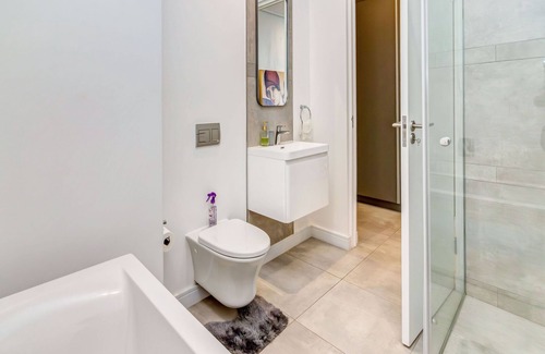 Greater Johannesburg Metropolitan Area Apartment | Luxurious & Peaceful Sandton 3-bed - Backup Power