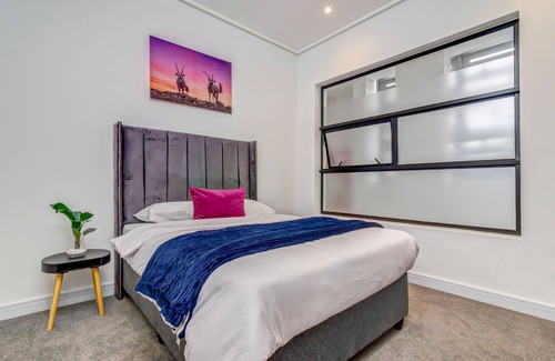 Greater Johannesburg Metropolitan Area Apartment | Luxurious & Peaceful Sandton 3-bed - Backup Power