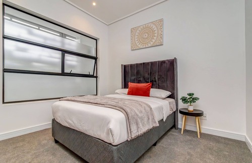 Greater Johannesburg Metropolitan Area Apartment | Luxurious & Peaceful Sandton 3-bed - Backup Power