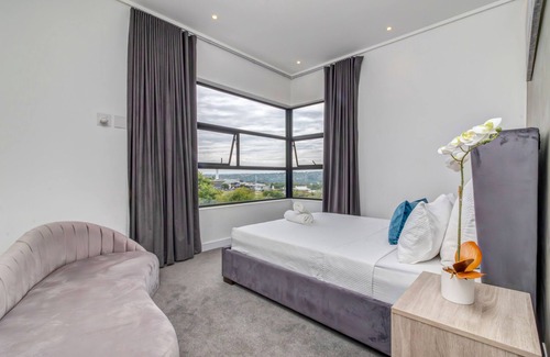 Greater Johannesburg Metropolitan Area Apartment | Luxurious & Peaceful Sandton 3-bed - Backup Power