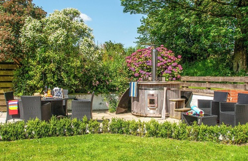 Clarbeston Road Cottage | Luxurious Pembrokeshire farm cottage with a wood fired hot tub and sauna.