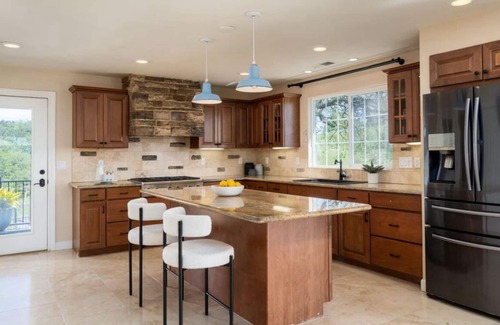 Drytown House | Luxurious, pet friendly, wine country retreat in California’s Gold County.
