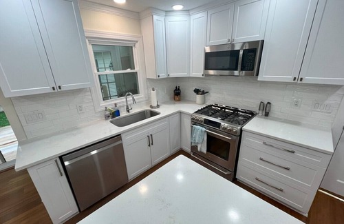 Northwest Raleigh House | Luxurious, Pet-Friendly, 6-bed home near RDU and North Hills w/2-car garage