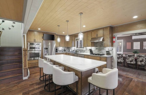 East Stroudsburg House | Luxurious Poconos Retreat~Hot Tub, Sauna, Games, Fire Pit, Pets Welcome!