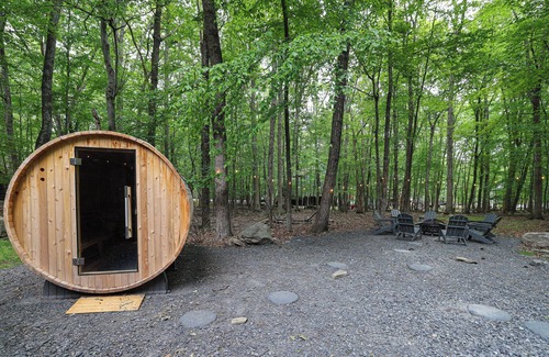 East Stroudsburg House | Luxurious Poconos Retreat~Hot Tub, Sauna, Games, Fire Pit, Pets Welcome!