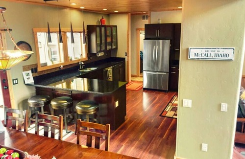 Brookdale Meadows Apartment | Luxurious, Private Cabin w/Hot Tub & Volleyball