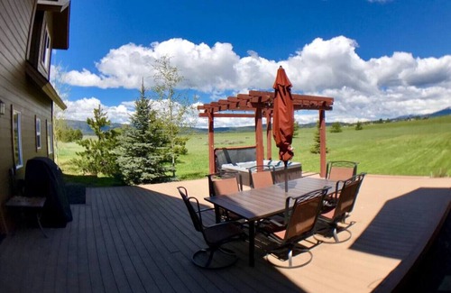 Brookdale Meadows Apartment | Luxurious, Private Cabin w/Hot Tub & Volleyball