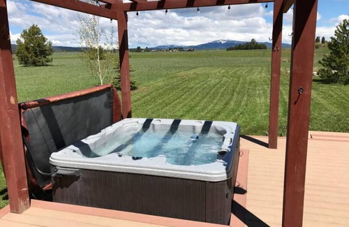 Brookdale Meadows Apartment | Luxurious, Private Cabin w/Hot Tub & Volleyball
