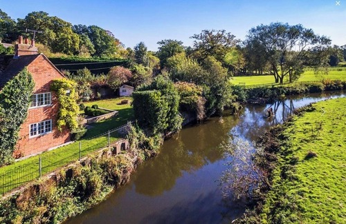 Woking House | Luxurious private, river frontage, boats & hotub