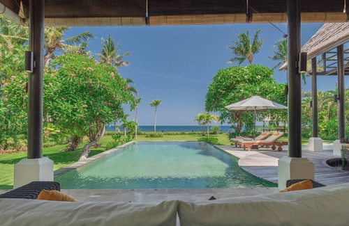 Banjartegehe Villa | Luxurious, private villa for 6 people, directly on the beach and the sea, Lovina