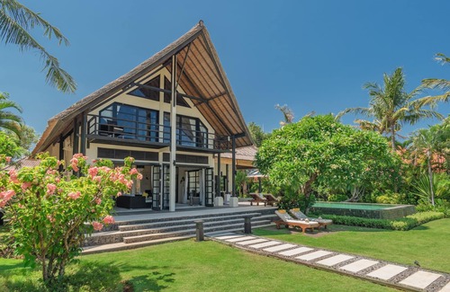 Banjartegehe Villa | Luxurious, private villa for 6 people, directly on the beach and the sea, Lovina