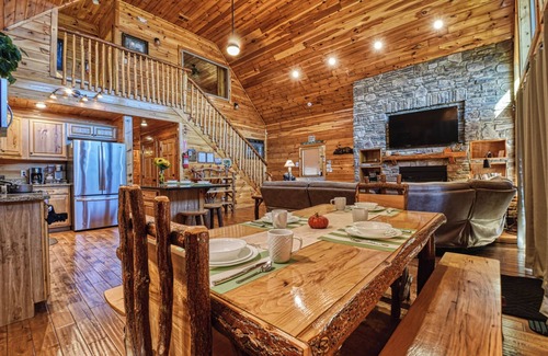 Gatlinburg - Pigeon Forge Cabin | LUXURIOUS, PRIVATE, WHEELCHAIR-FRIENDLY, VIEWS, HOT TUB, FIRE PIT, SPACIOUS