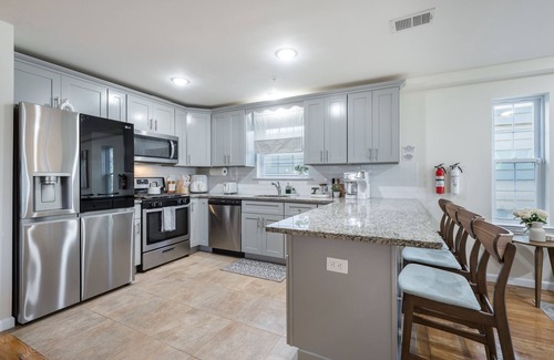 Newark Apartment | Luxurious, professionally styled 3BR/2BTH w/Free Parking, near Rutgers University & Quick NYC Access