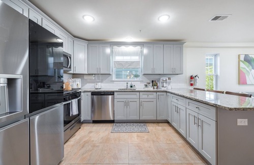 Newark Apartment | Luxurious, professionally styled 3BR/2BTH w/Free Parking, near Rutgers University & Quick NYC Access