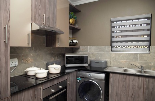 Greater Johannesburg Metropolitan Area Apartment | Luxurious property that offers excellent services. Only 5mins away from the mall