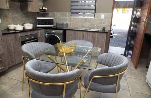 Greater Johannesburg Metropolitan Area Apartment | Luxurious property that offers excellent services. Only 5mins away from the mall