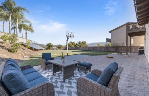 San Diego House | Luxurious Redesigned Home in a Prestigious Neighborhood