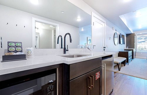Park City Apartment | Luxurious resort studio with pool, hot tub, ski shuttle + rolling foothill views