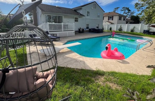 Hicksville Resort | Luxurious Retreat 8 Beds 3 bath with Heated Pool