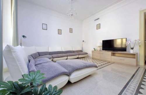 Vatican Apartment | Luxurious Retreat with Stunning Views Over the Vaticann