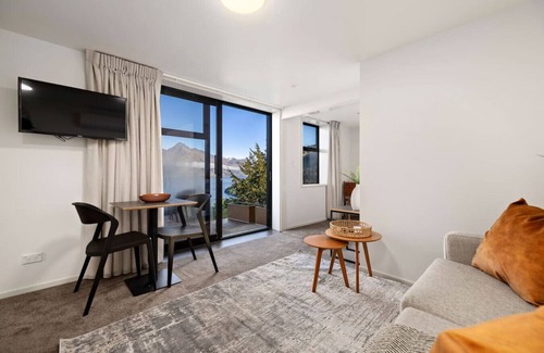 Sunshine Bay Apartment | Luxurious Ridge Retreat studio