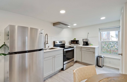 Kensington Apartment | Luxurious romantic suite w/King Bed, Center City, Fitshtown, Couples, Free WIFI