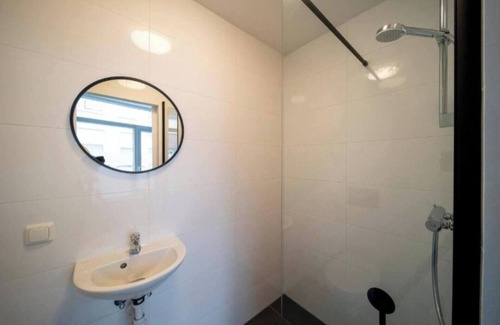 Tilburg House | Luxurious room, newly renovated bathroom, free use of kitchen en washer, and easy to go to the unive