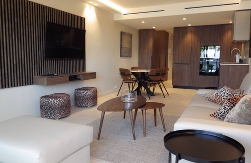Pointe Croisette Apartment | Luxurious Rottaro apartment facing the sea.