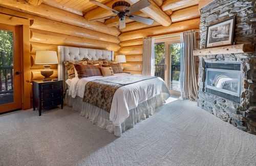 Wishon Cabin | Luxurious Rustic Log Cabin- Moosehead Lodge Bass Lake