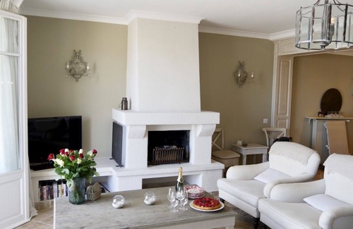 Antibes City Centre Apartment | Luxurious seafront 2 bedrooms flat superb view, WIFI, AC, for 4 close to beach