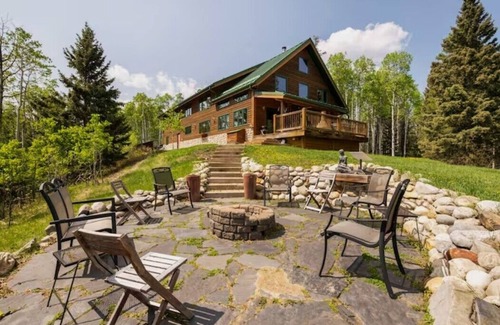 Bragg Creek House | Luxurious & Spacious home on 8 acres with 4-bedrooms +Office, 45min from Calgary