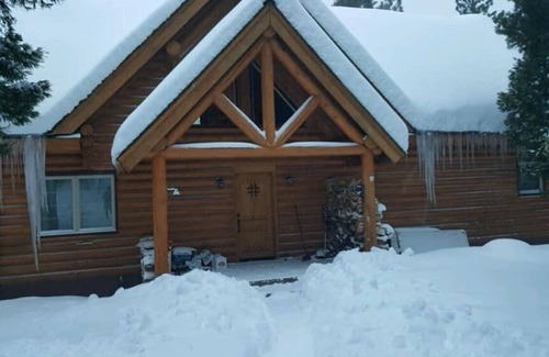 C-Road Cabin | Luxurious & spacious log cabin rental. Family friendly. Lots of amenities.