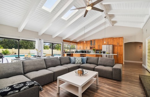 Carrollwood House | Luxurious Spacious Modern House w/AC + Heated Pool