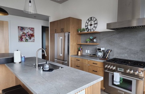 Albion House | Luxurious spacious new home near the beach with great views, privacy, and sauna