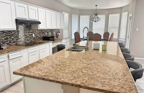 Wetmore House | Luxurious & Spacious 5-Bedroom Villa in Vibrant San Antonio