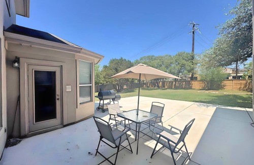 Wetmore House | Luxurious & Spacious 5-Bedroom Villa in Vibrant San Antonio