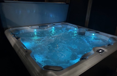 Carbon Hill Cabin | Luxurious Speakeasy Lodge, Hot Tub, Wifi & Hidden Speakeasy! Mins from the Caves