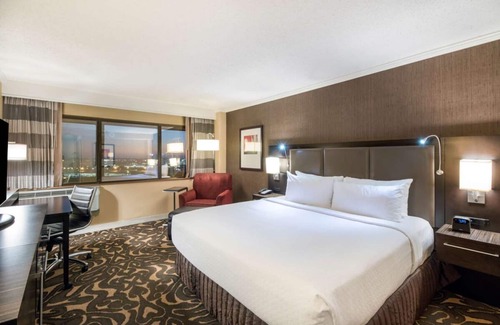 Los Angeles Resort | Luxurious Stay Near LAX with Great Amenities! Pets Allowed, Airport Shuttle!