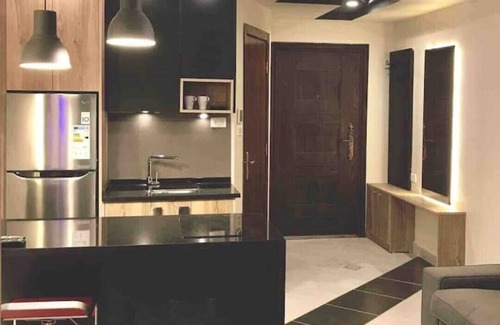 Al Swaifyeh Apartment | Luxurious studio 13 mins to downtown - few steps to great foods, cafes, shops