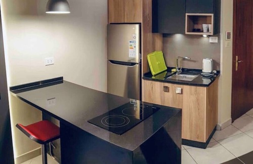 Al Swaifyeh Apartment | Luxurious studio 13 mins to downtown - few steps to great foods, cafes, shops