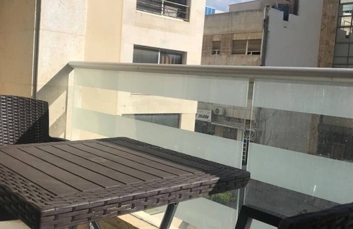 Al Swaifyeh Apartment | Luxurious studio 13 mins to downtown - few steps to great foods, cafes, shops