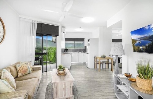 Trinity Beach Apartment | Luxurious Studio with Lush Mountain Views